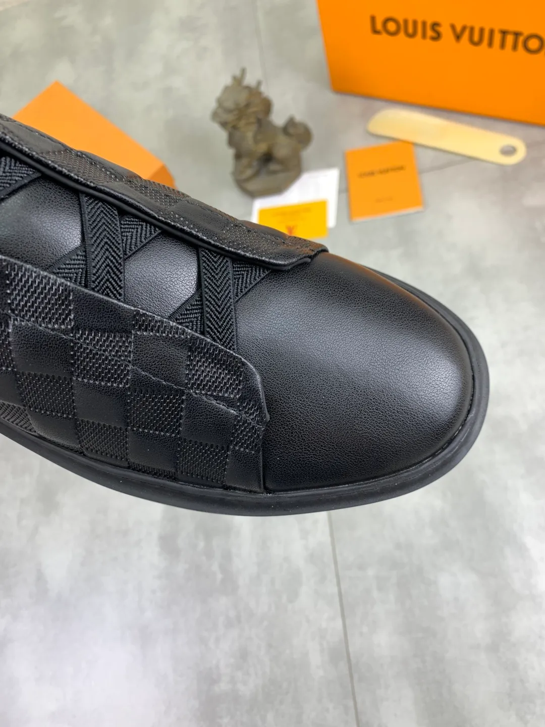 Men's men's shoes P440💰【Real price】Yangli🆘 💭💭New model launched【LOUlS VUlTTON】Louis Vuitton's new low-top men's shoes, high quality, support inspection! This style comes from Italy, very energetic and creative, giving people a comfortable and atmospheric visual impact❗Synchronization, the upper is made of silk calfskin with the original LV, imported soft sheepskin lining🐑Purely hand-stitched; LV original rubber outsole 4️⃣colors available Code number: 38~44